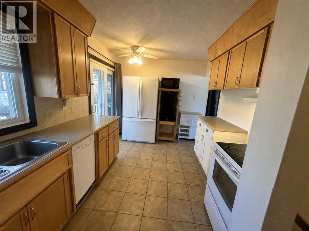 4410 43 Street Property Photo 6