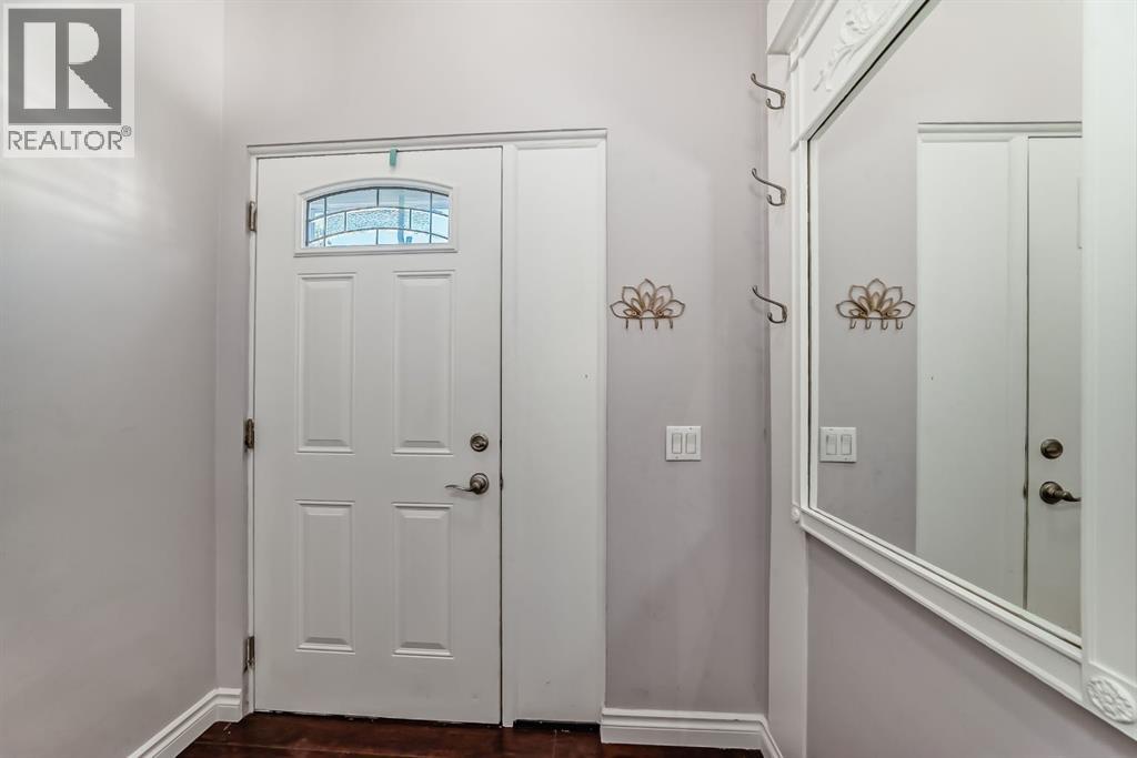 724d Raynard Crescent Se Property Photo 2