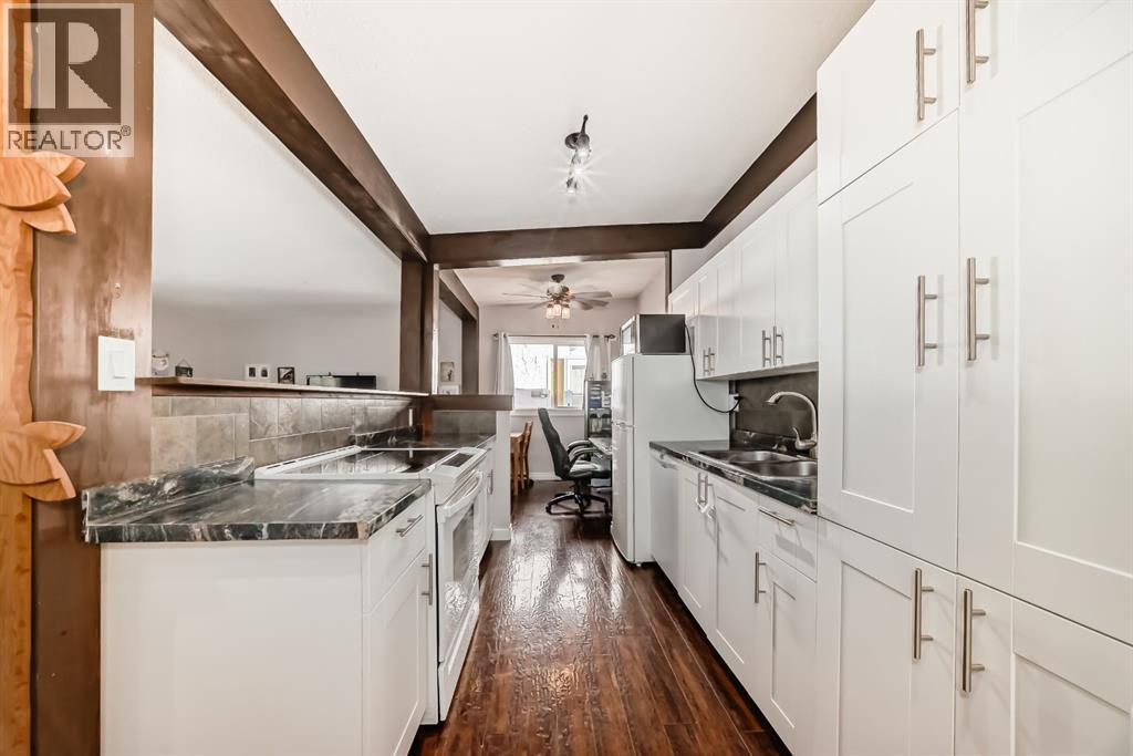 724d Raynard Crescent Se Property Photo 3