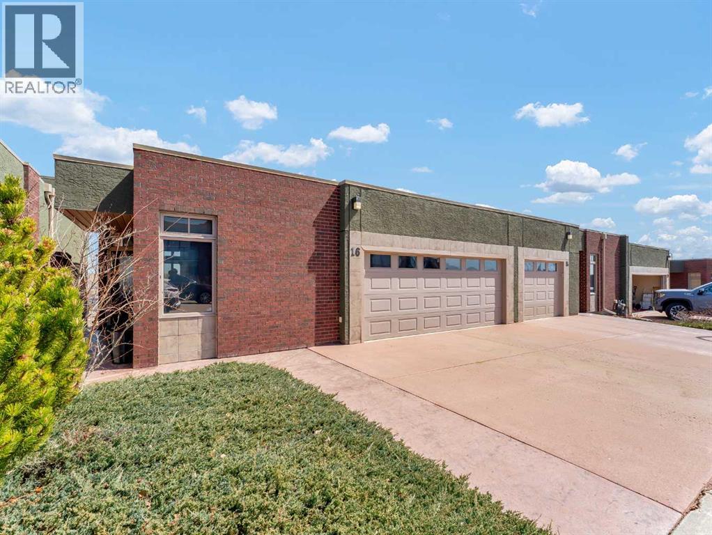 16 Palisades Mews Ne Property Photo 2