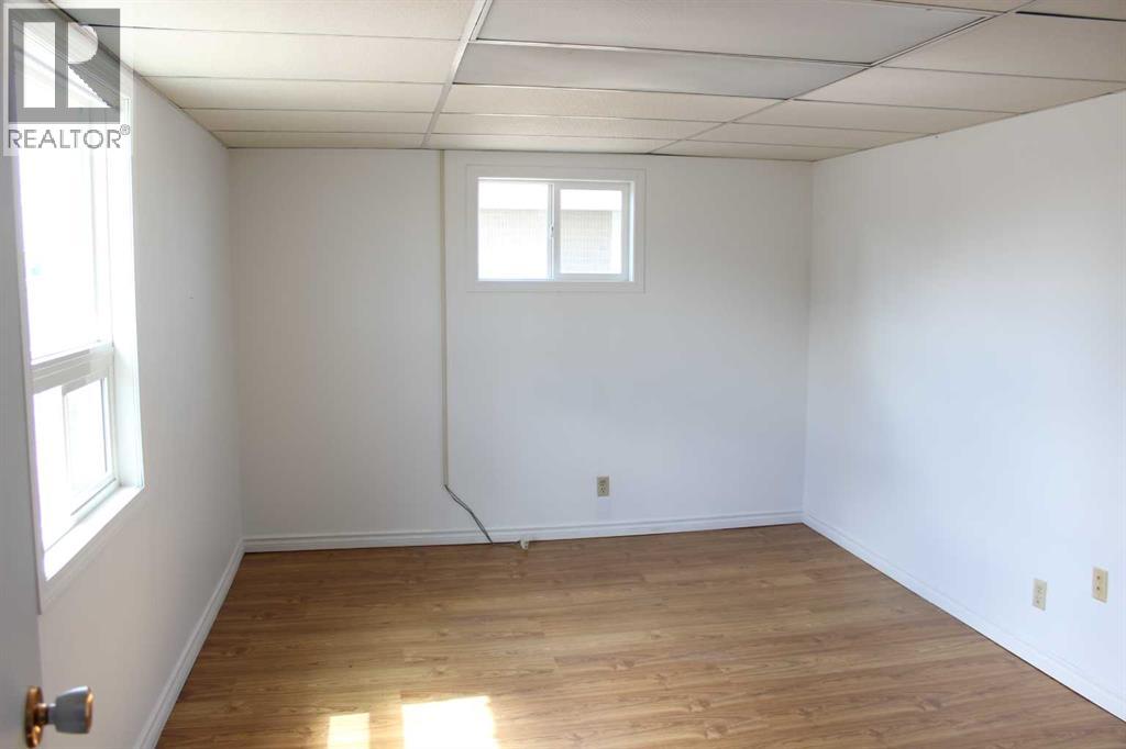 143078 15 Avenue W Property Photo 4