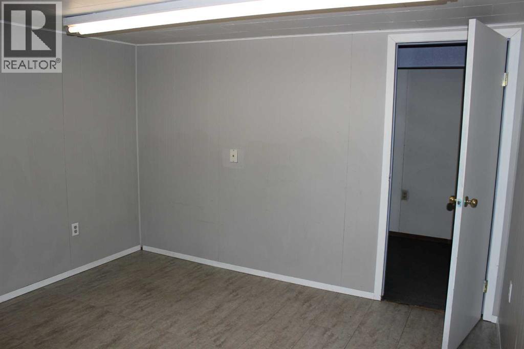 143078 15 Avenue W Property Photo 6