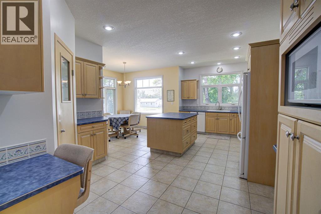 224 52 Avenue W Property Photo 5