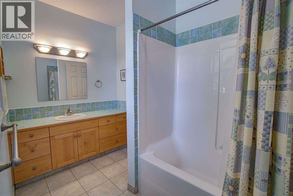 224 52 Avenue W Property Photo 19
