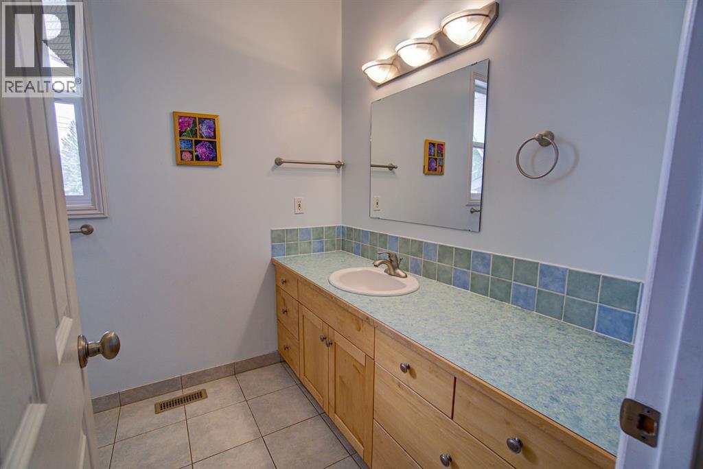 224 52 Avenue W Property Photo 21