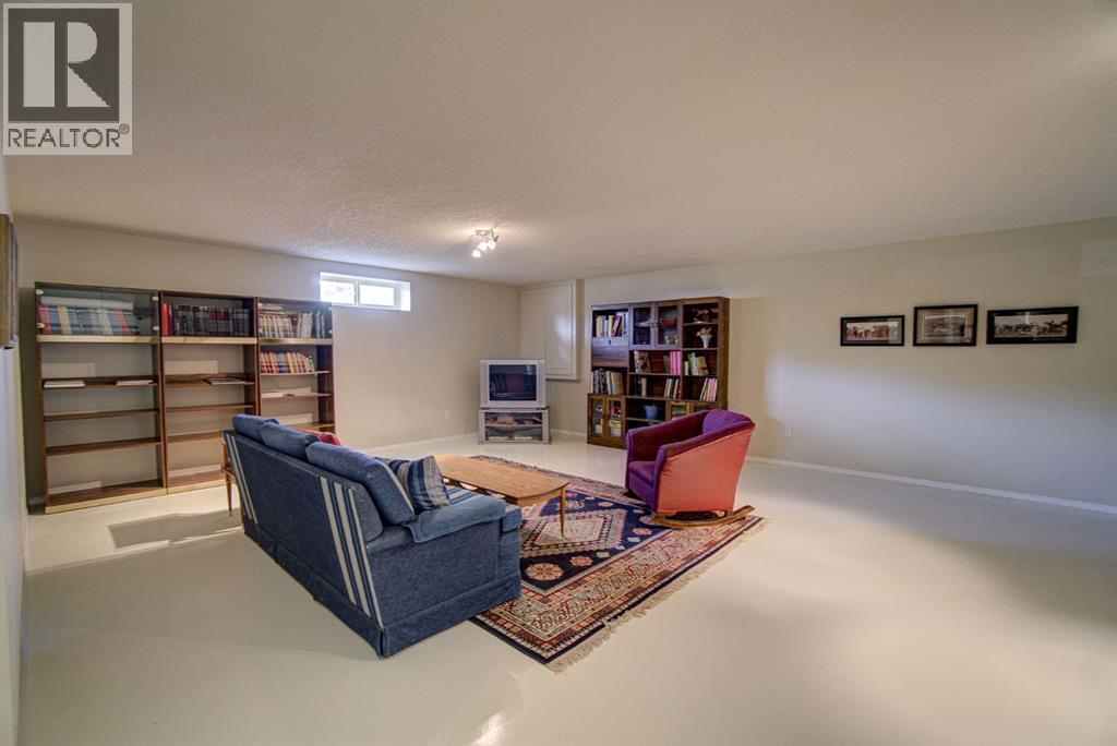 224 52 Avenue W Property Photo 37