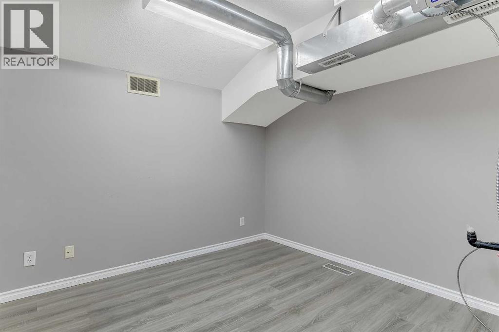 9802 97 Avenue Property Photo 16