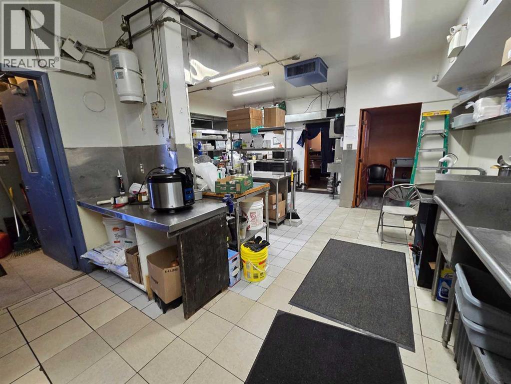 6712 50 Avenue Property Photo 4