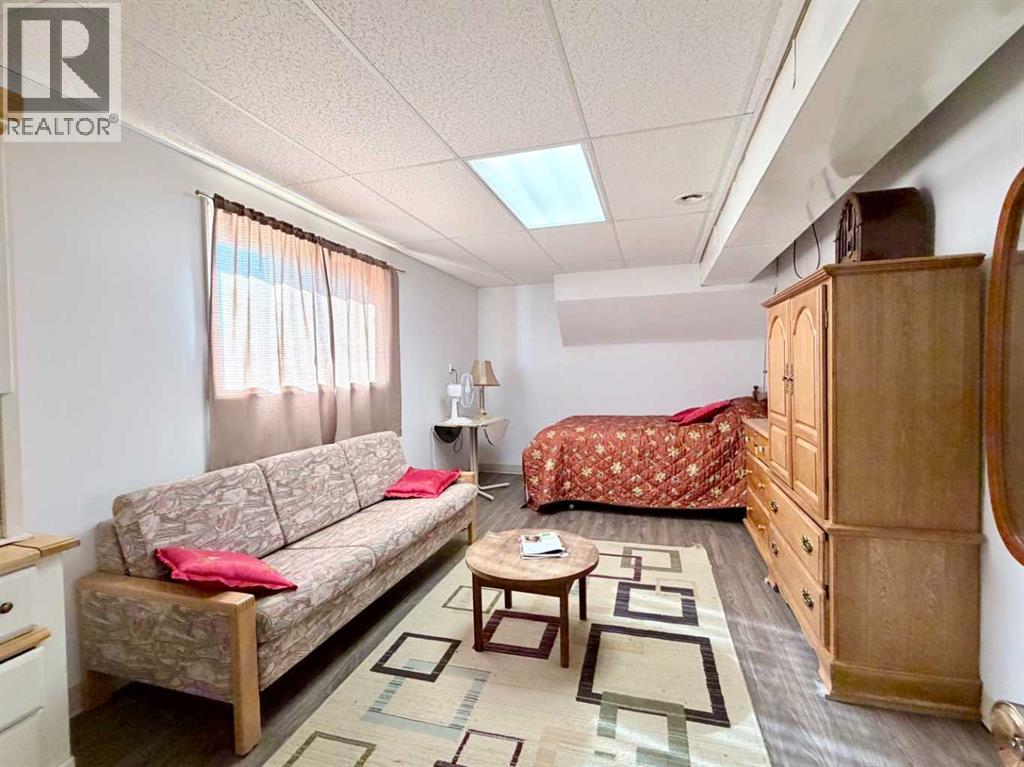 4706 50 Street Property Photo 6