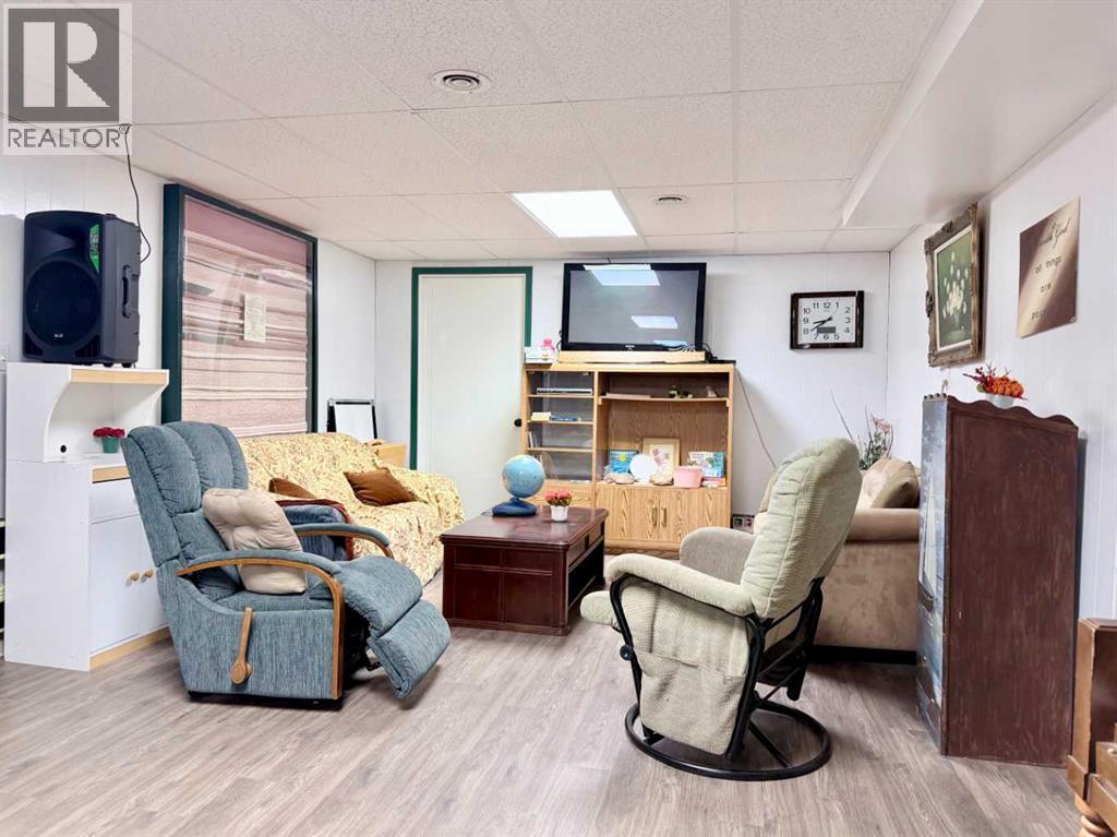 4706 50 Street Property Photo 7