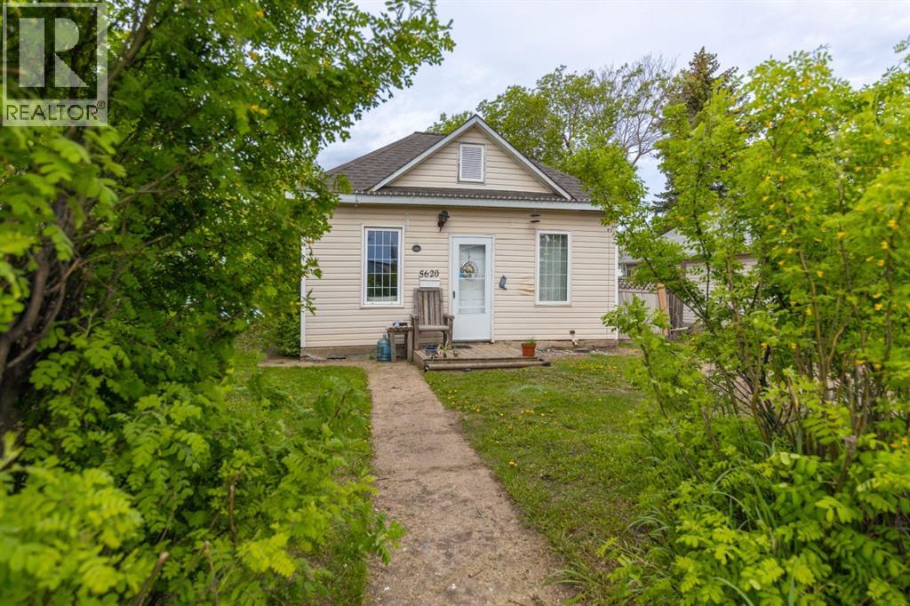 5620 49 Avenue Property Photo 1