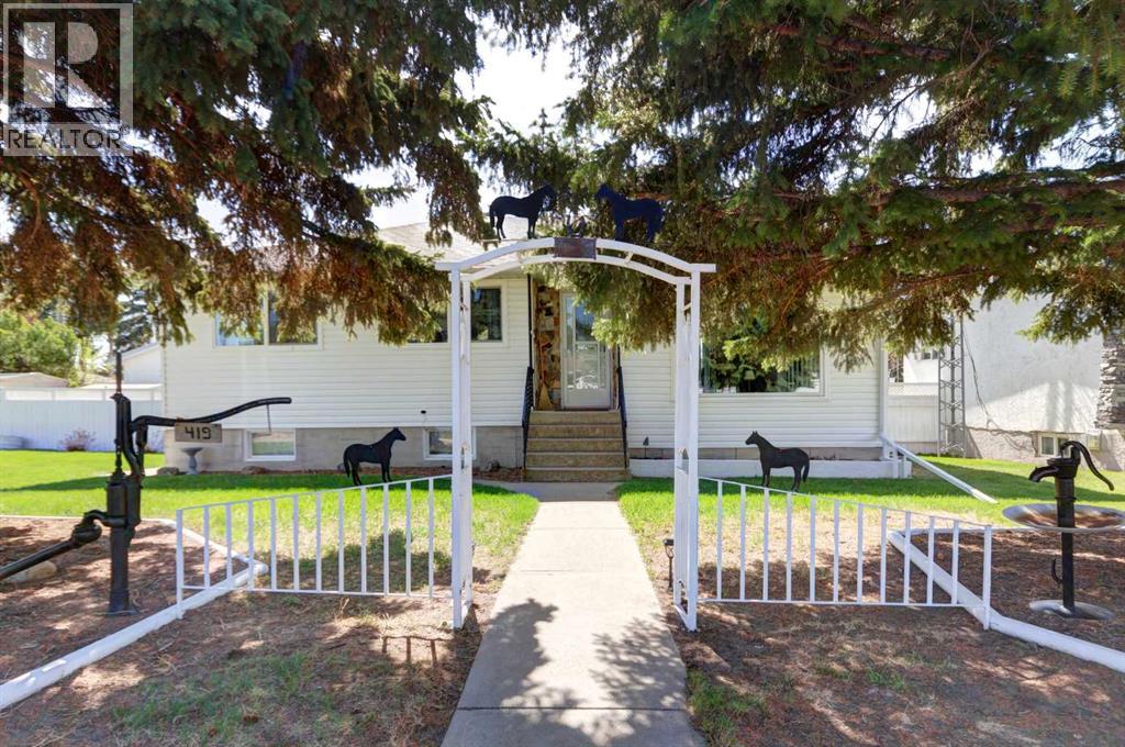419 2 Street N Property Photo 1