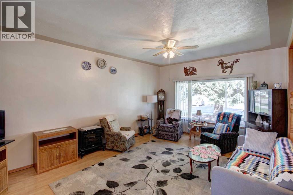 419 2 Street N Property Photo 5