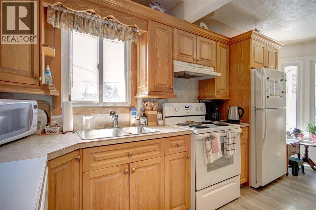 419 2 Street N Property Photo 10