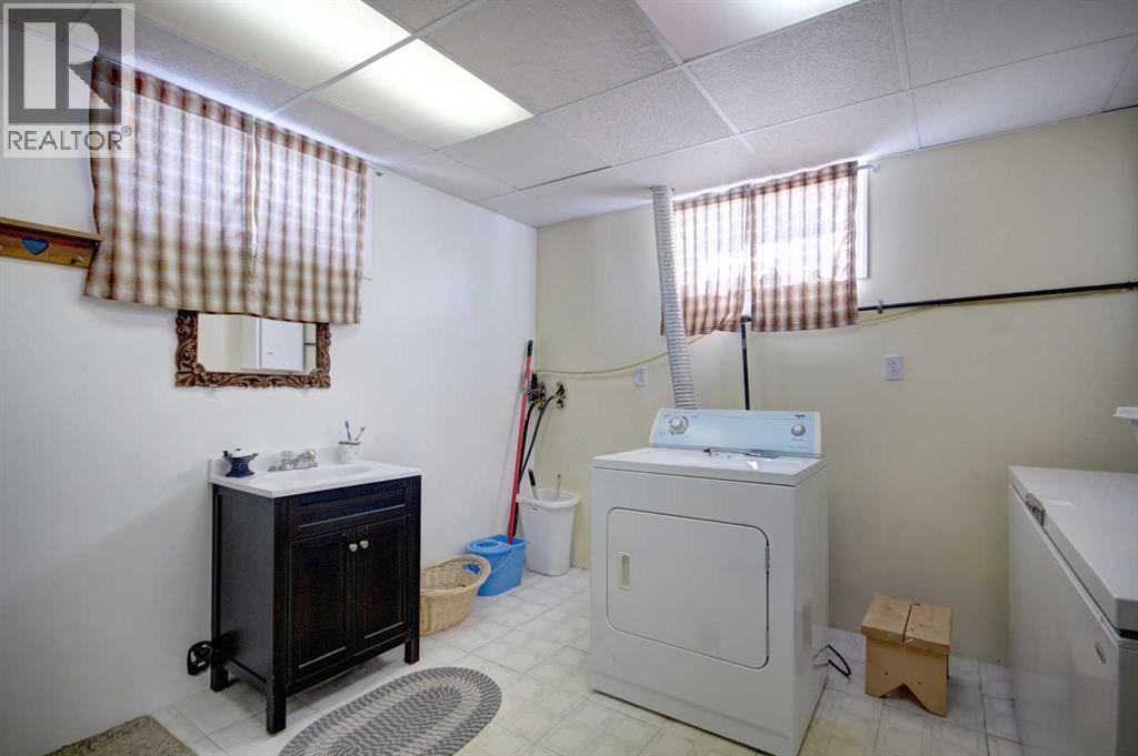 419 2 Street N Property Photo 24