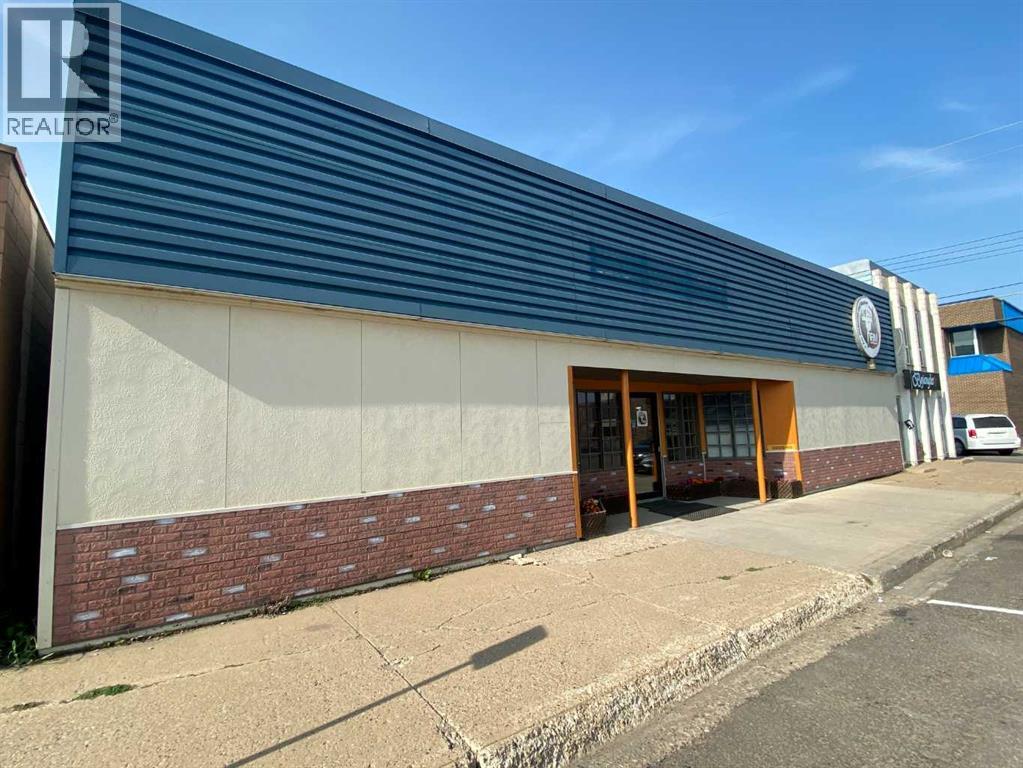 5008 48 Street Property Photo 2