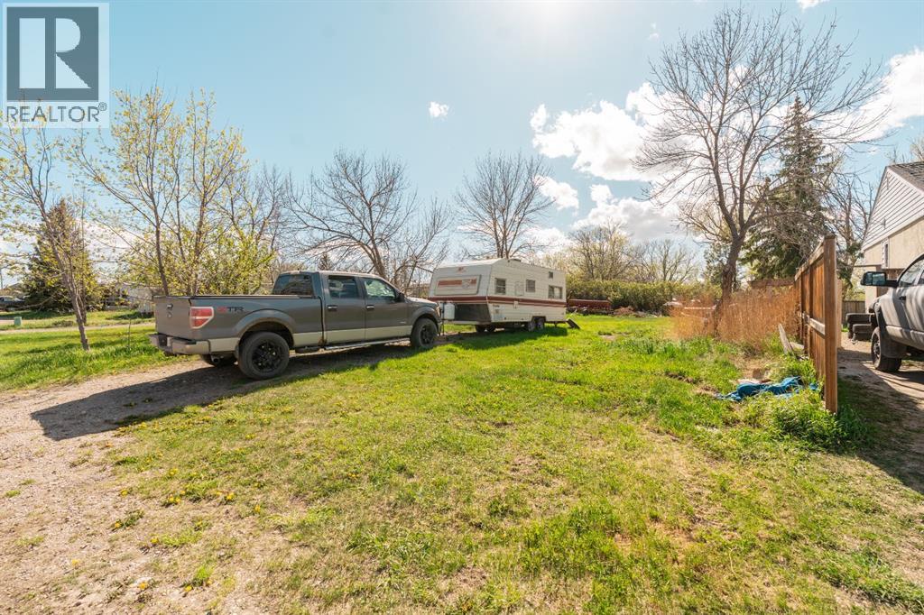 827 2 Street E Property Photo 14