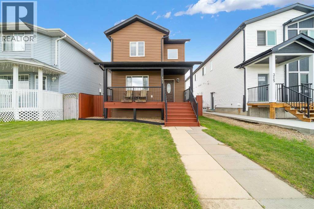 307 16 Street E Property Photo 1