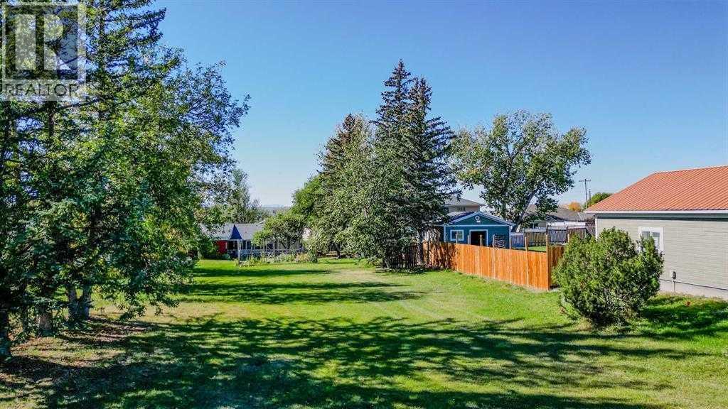 731 2 Street E Property Photo 4