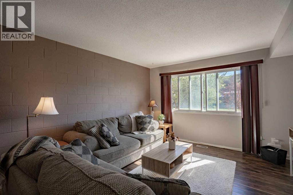 8808 96 Street Property Photo 3