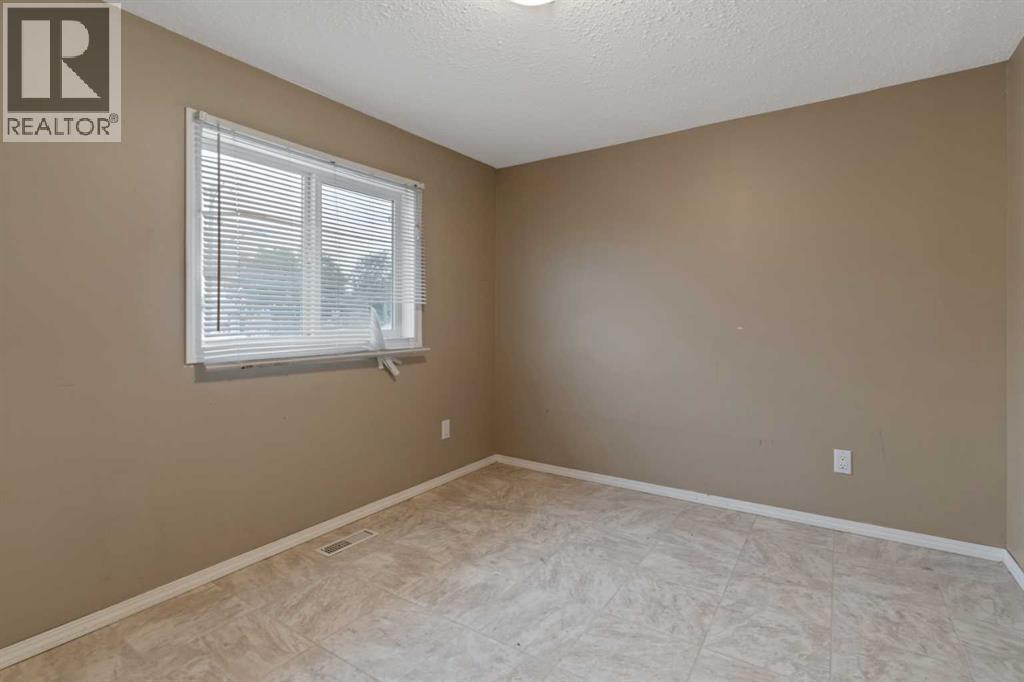 2 Railway Avenue N Property Photo 44