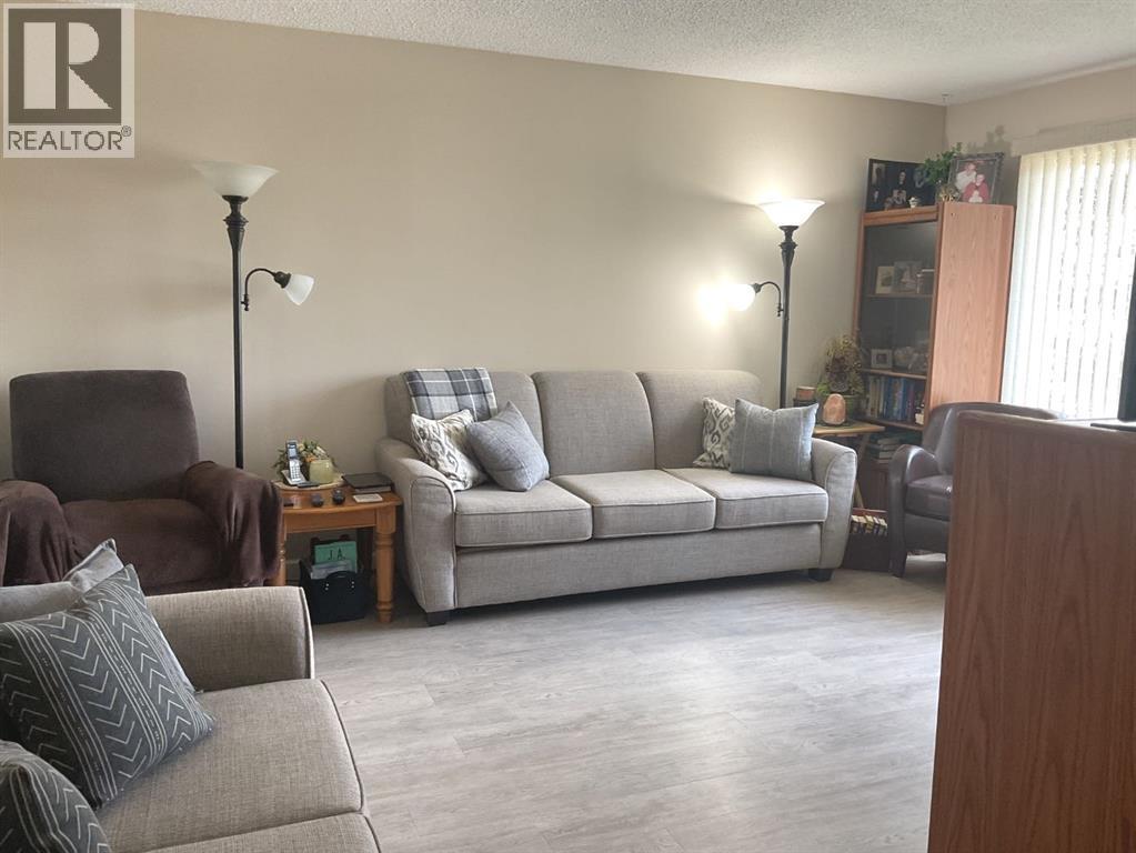 4607 46 Avenue Property Photo 2