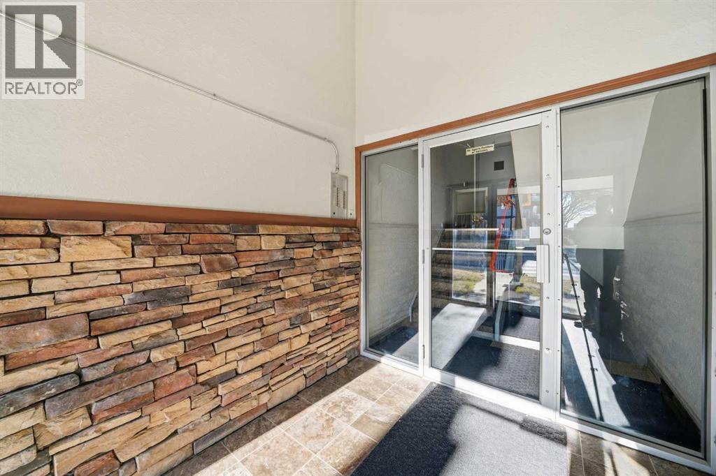 4746 55 Street Property Photo 3