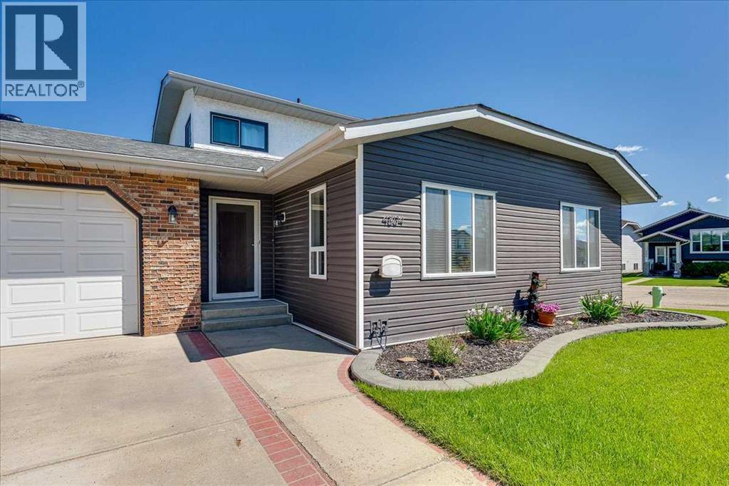 4804 44 Street Property Photo 1