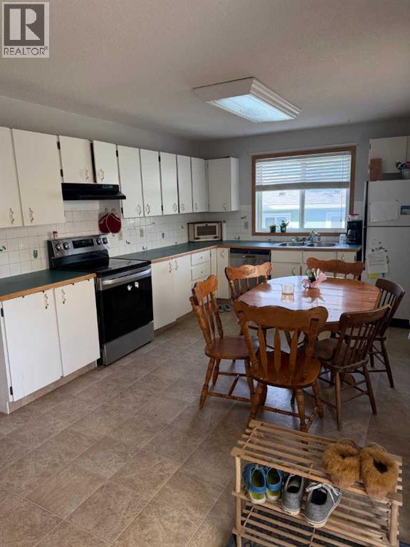 5311 50 Avenue Property Photo 2
