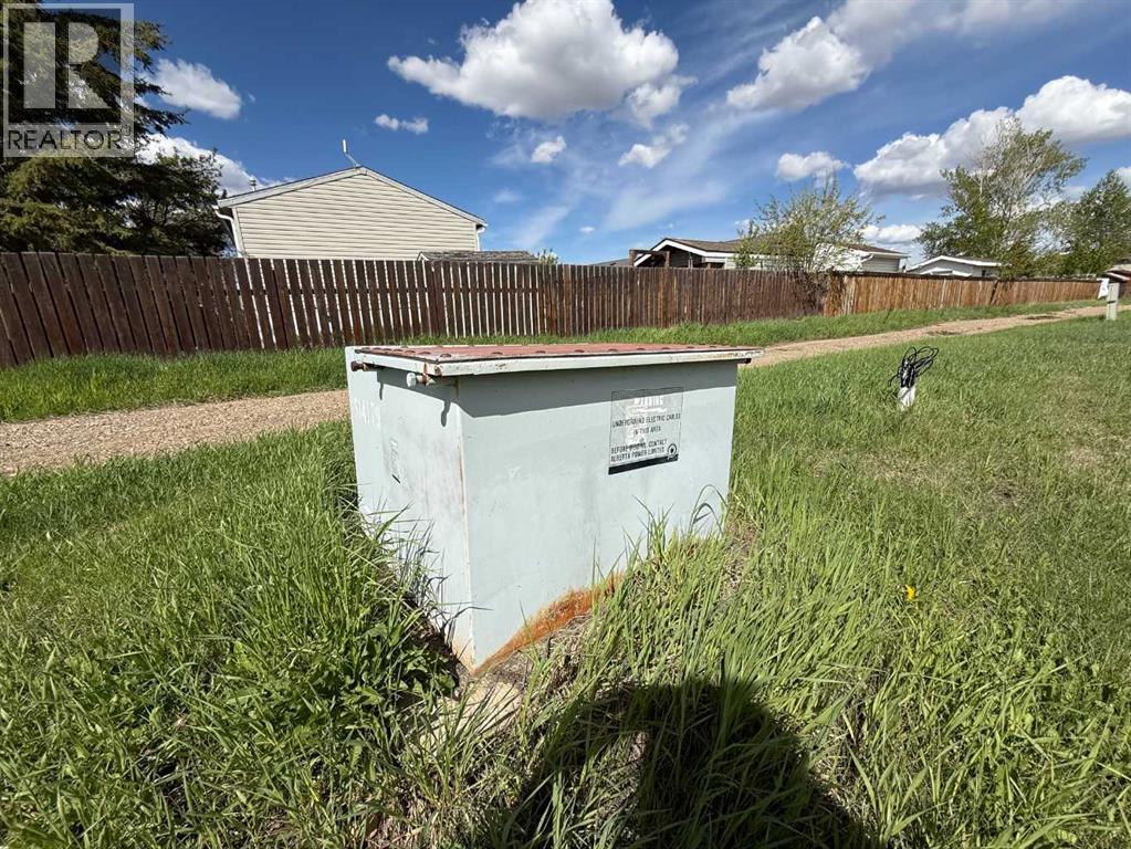 4504 46 Avenue Property Photo 2