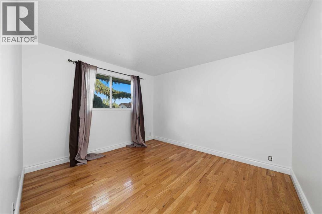 14 Radcliffe Crescent Se Property Photo 12