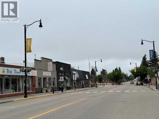 5105 50 Avenue Property Photo 2