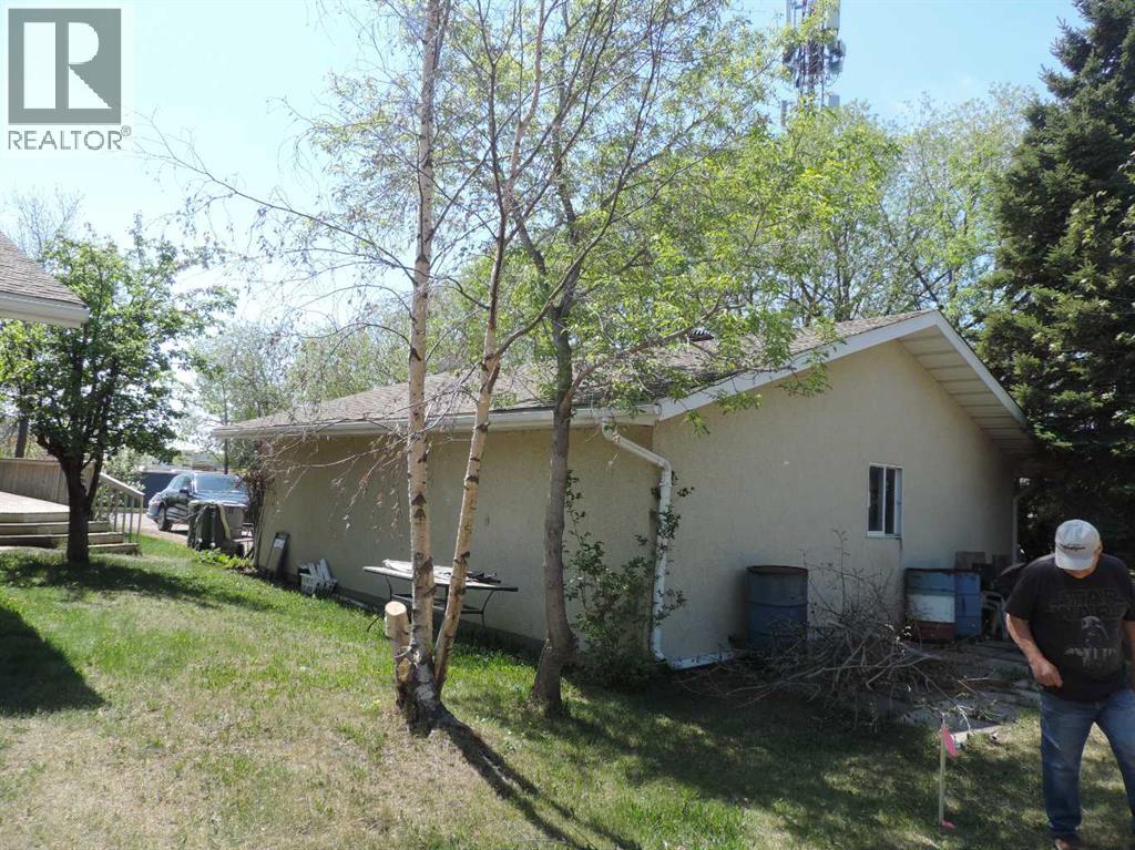 5048 51 Property Photo 2