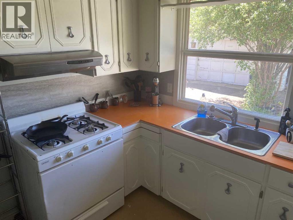 4910 51 Street Property Photo 4