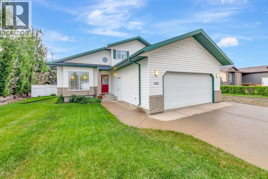 506 2nd Street E Property Photo 1