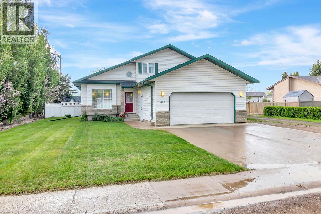506 2nd Street E Property Photo 3