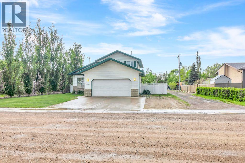 506 2nd Street E Property Photo 4