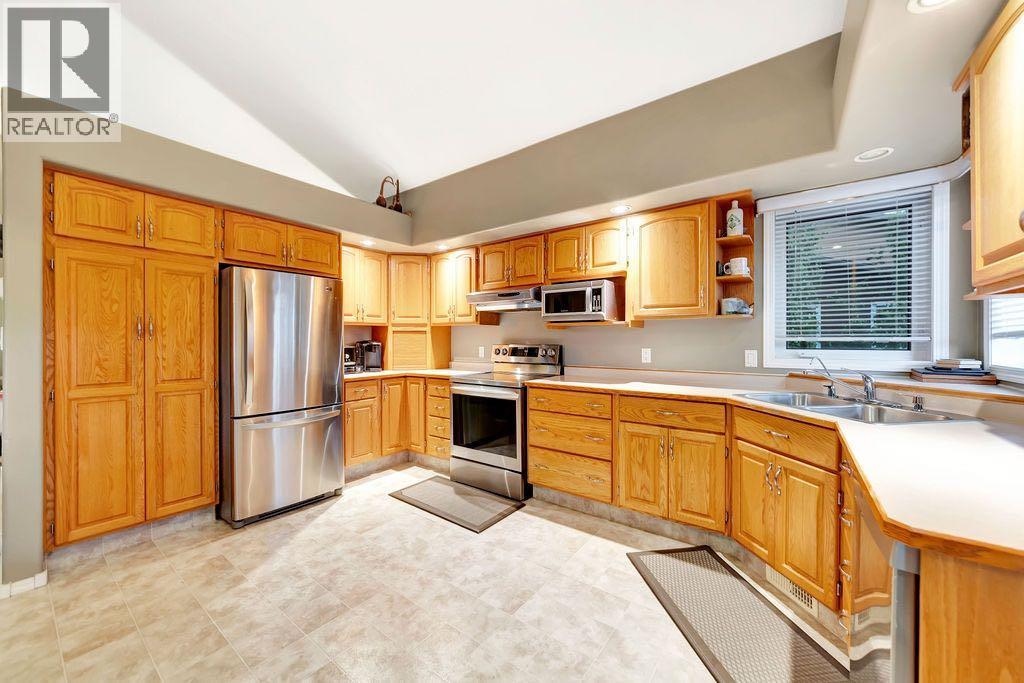 506 2nd Street E Property Photo 10