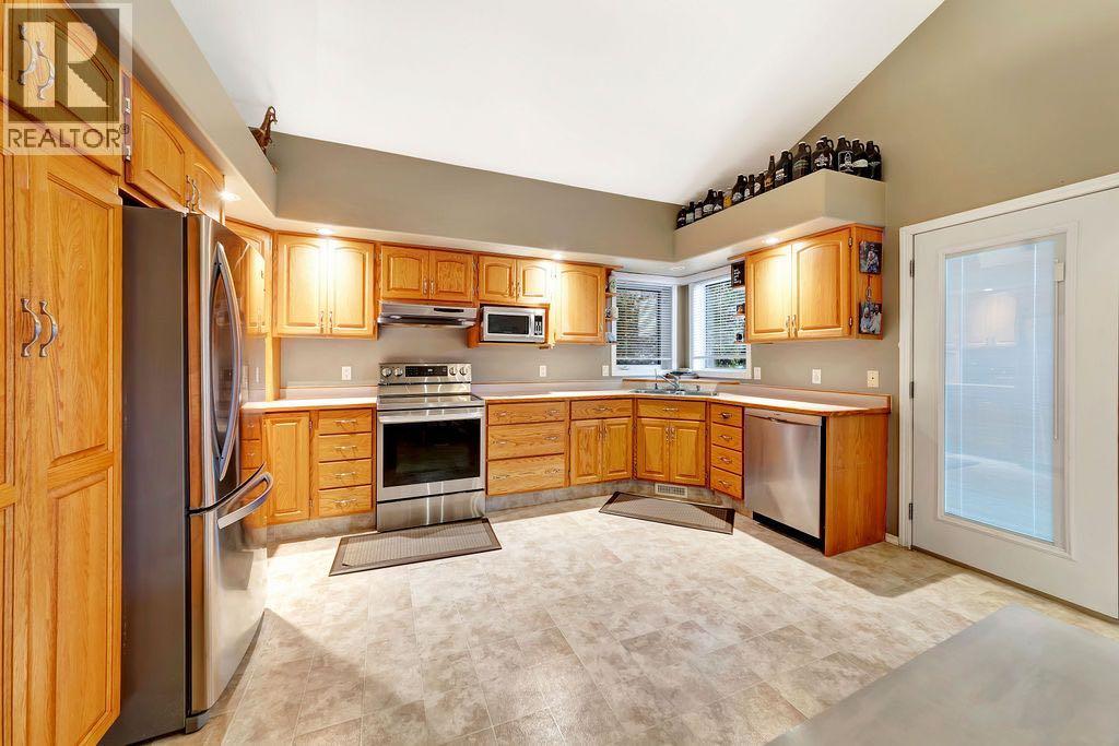 506 2nd Street E Property Photo 11
