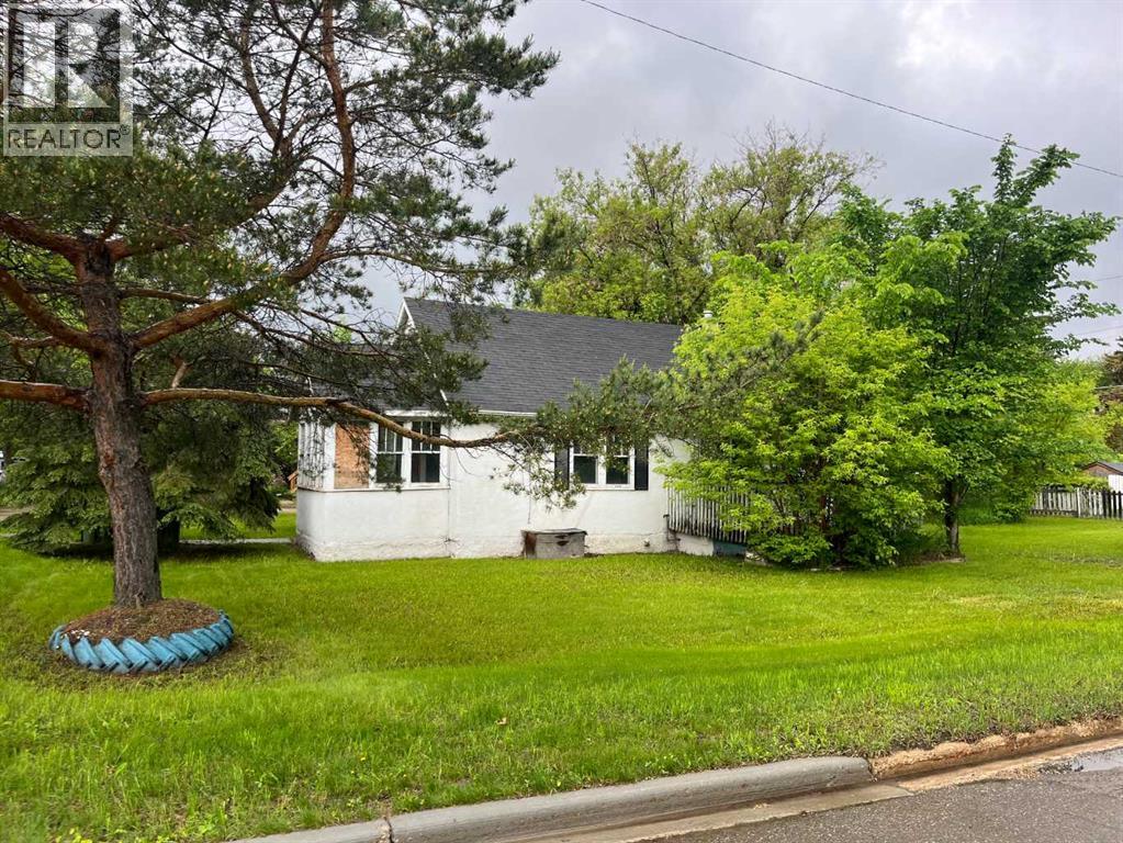 5402 50 Street Property Photo 3