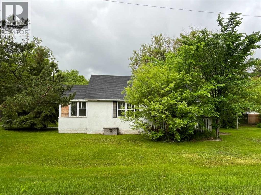 5402 50 Street Property Photo 4