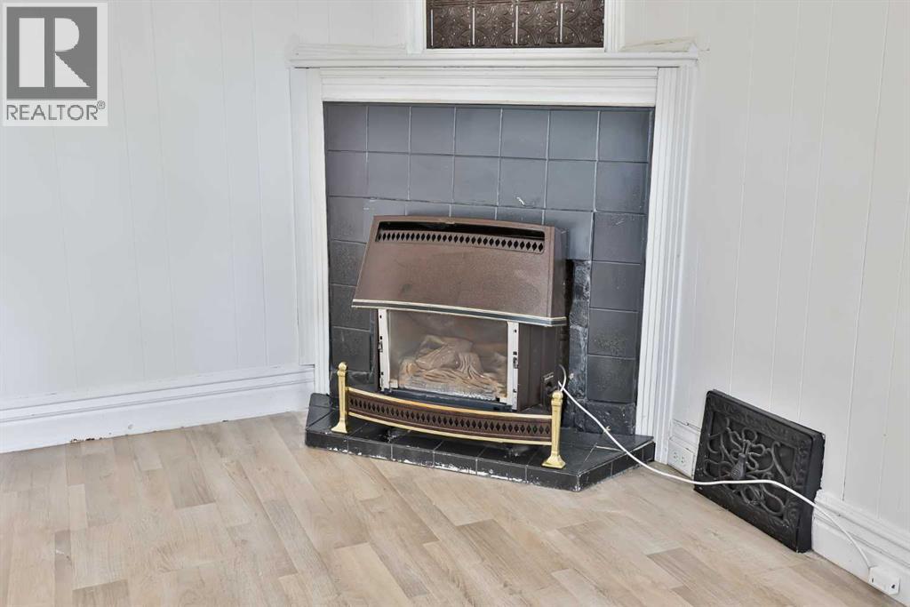 912 8 Street S Property Photo 5