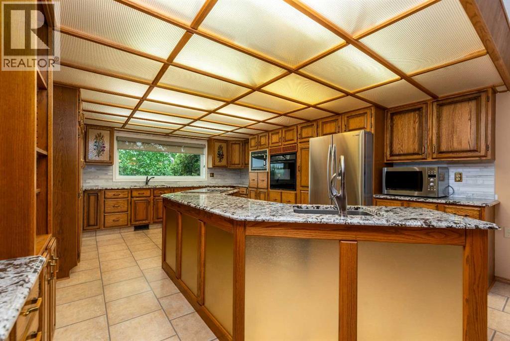 502 2 Street E Property Photo 2