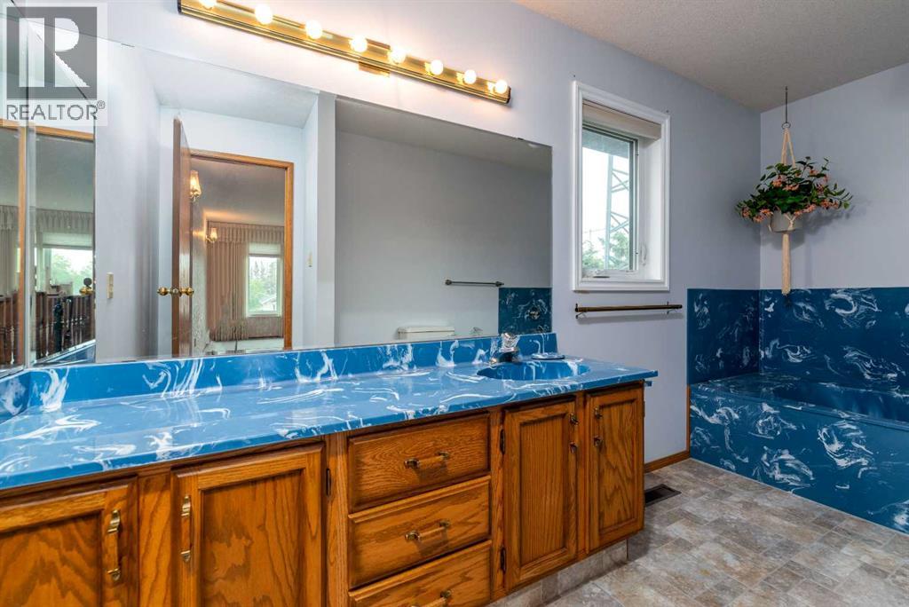 502 2 Street E Property Photo 26