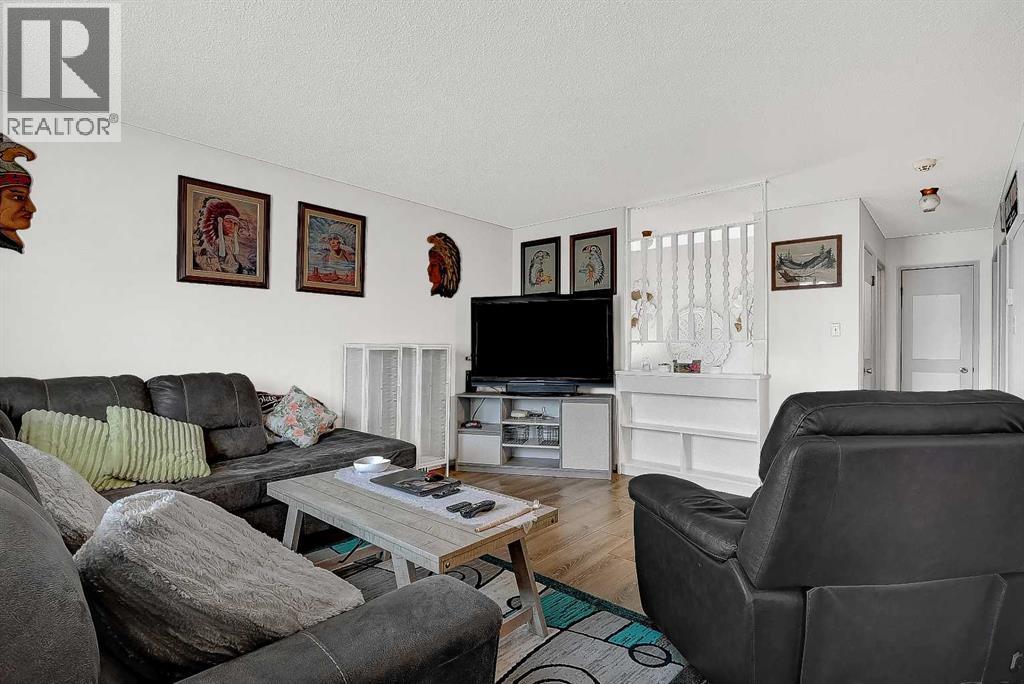 8229824 96 Avenue Property Photo 4