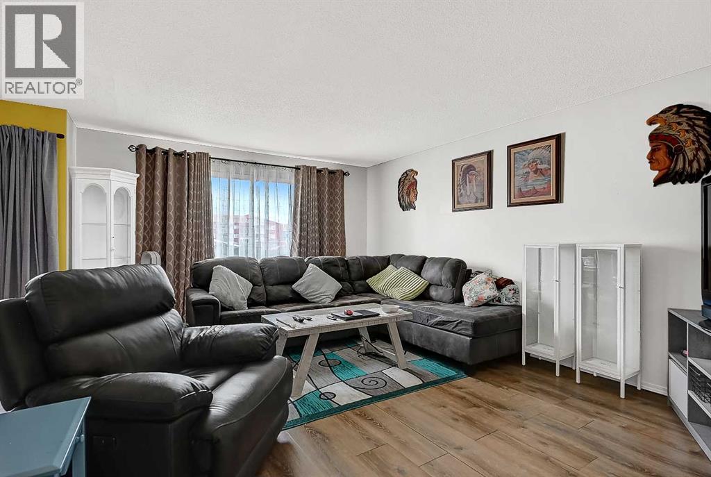 8229824 96 Avenue Property Photo 5