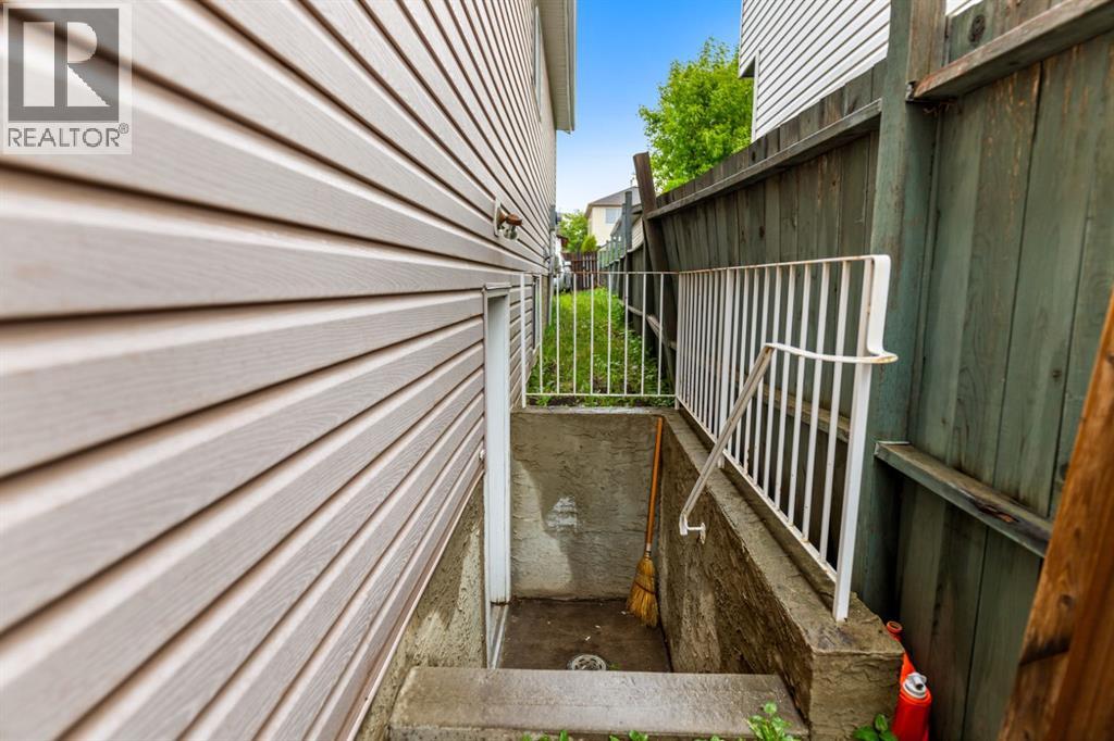 215 Carmel Close Ne Property Photo 4