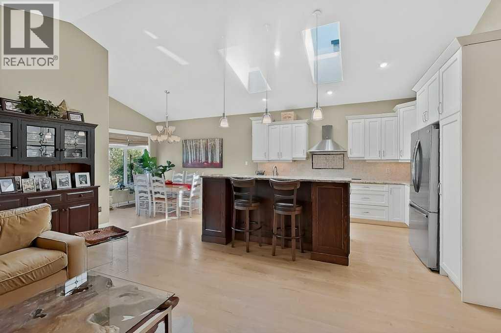 509 Sunridge Crescent W Property Photo 2