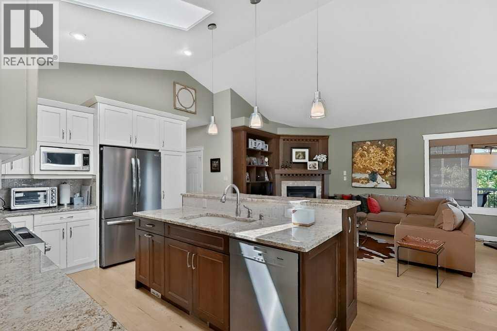 509 Sunridge Crescent W Property Photo 3