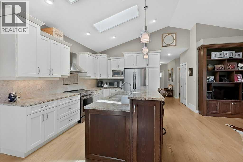509 Sunridge Crescent W Property Photo 5